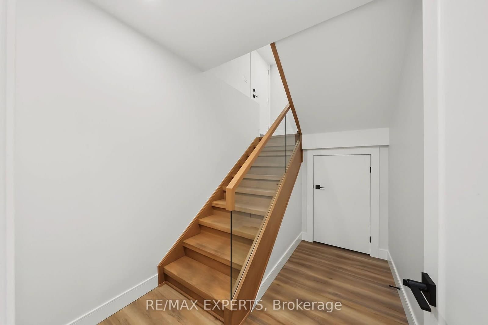 1062 Alexandra Avenue thumbnail 38