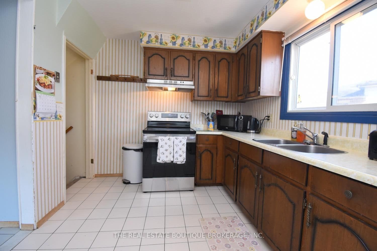 1345 Colonsay Drive thumbnail 11