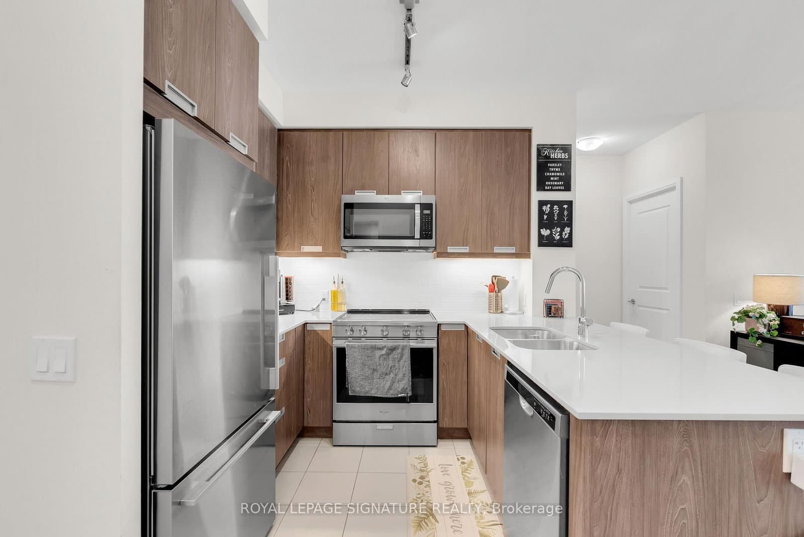 35 Watergarden Drive, Unit 218 thumbnail 5