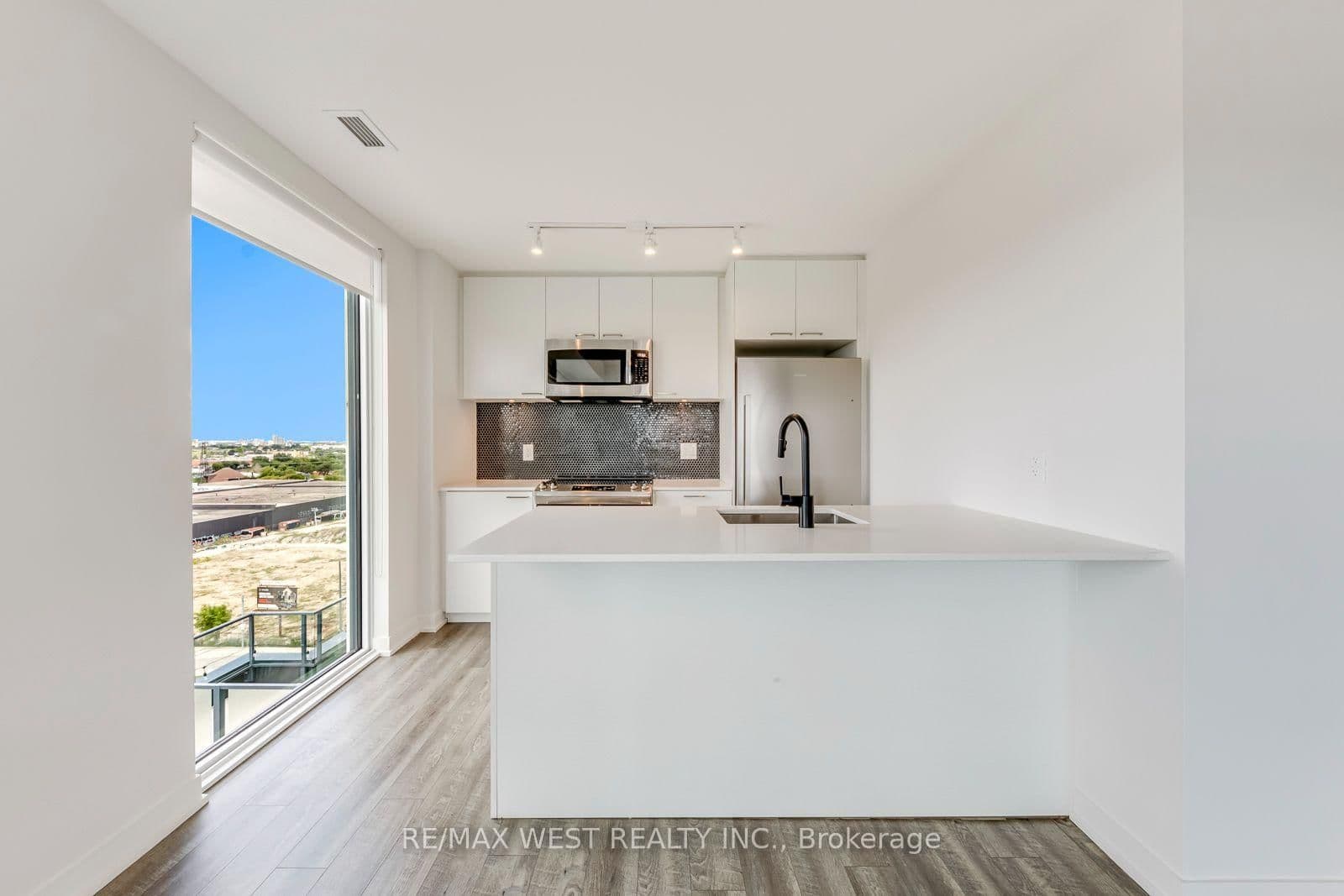 1808 St. Clair Avenue W, Unit 910 thumbnail 16