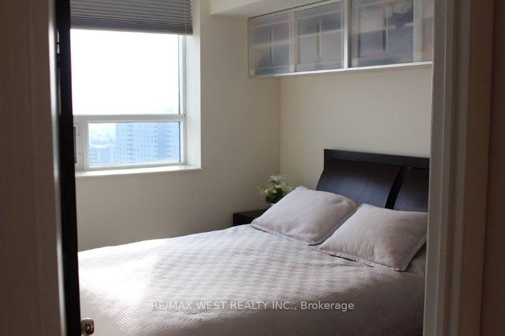 200 Burnhamthorpe Road E, Unit 1606 thumbnail 10
