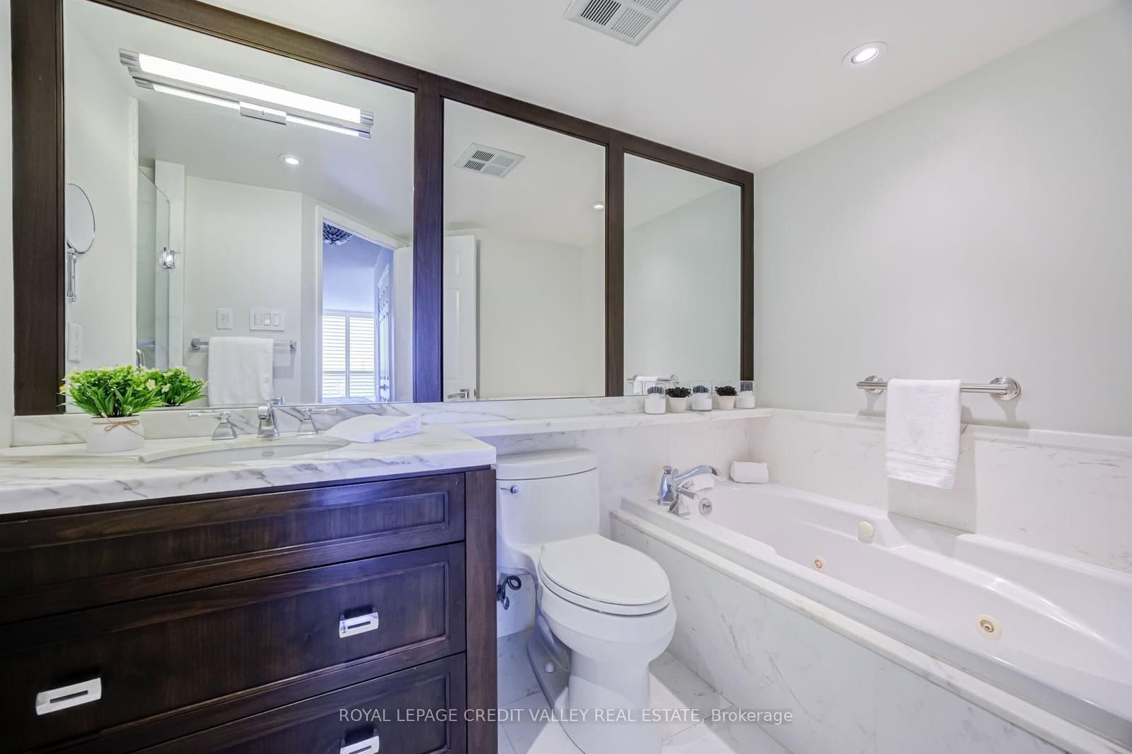 2287 Lake Shore Boulevard W, Unit 501 thumbnail 16