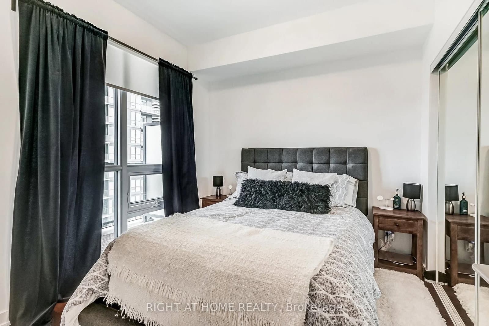 2212 Lake Shore Boulevard W, Unit 2710 thumbnail 10