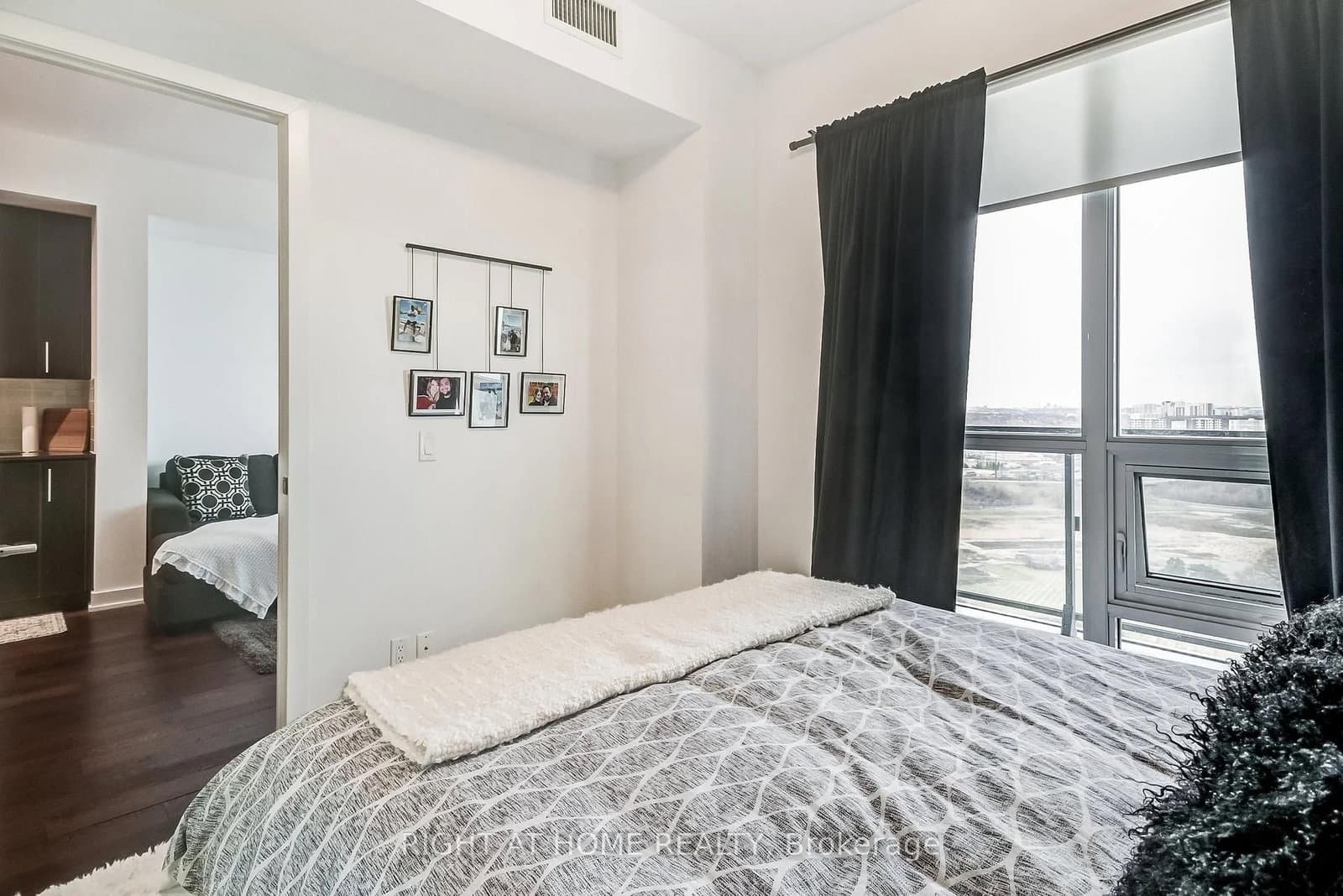2212 Lake Shore Boulevard W, Unit 2710 thumbnail 11