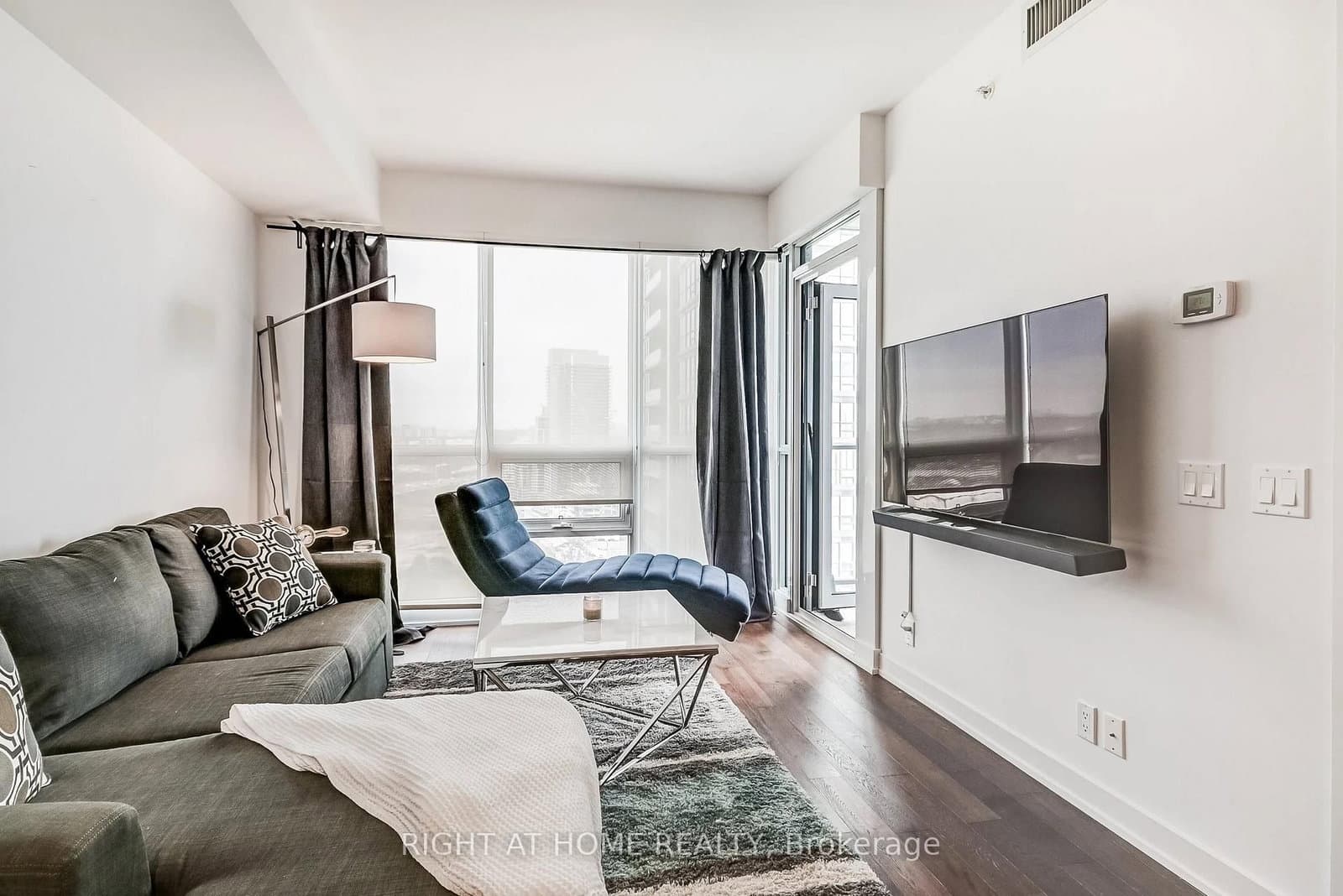 2212 Lake Shore Boulevard W, Unit 2710 thumbnail 3