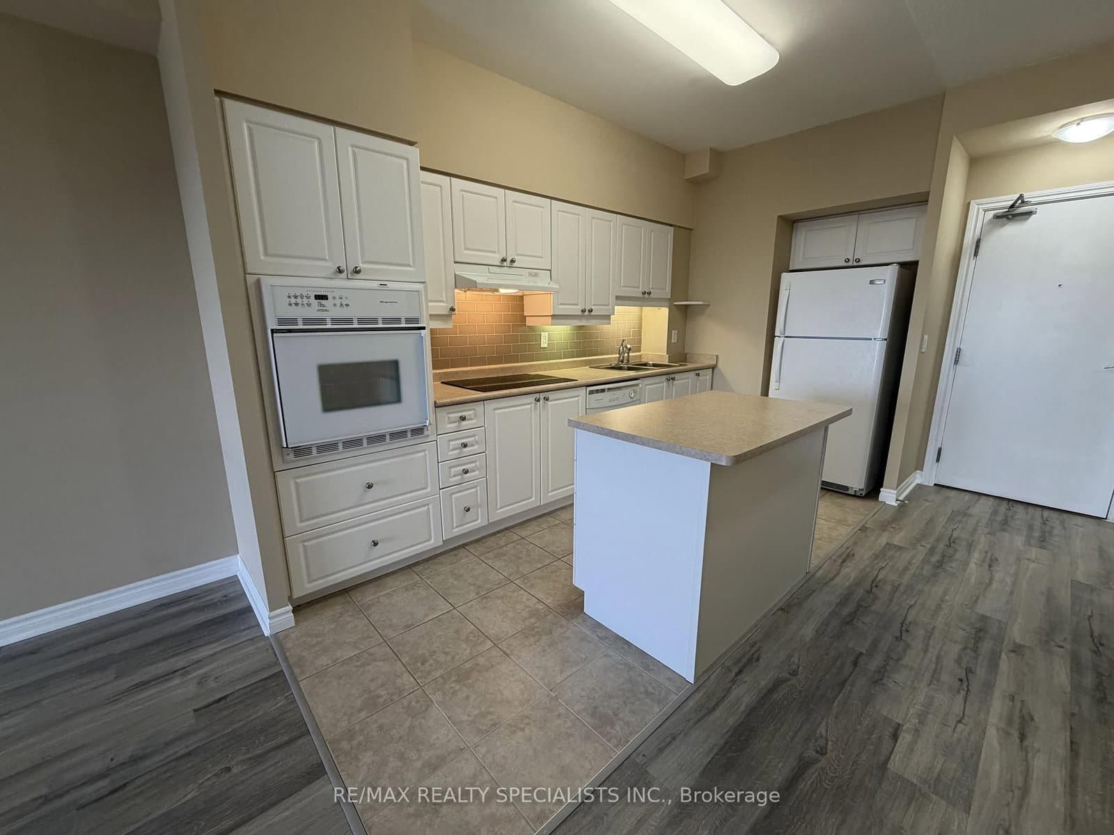 810 Scollard Court, Unit 1007 thumbnail 5