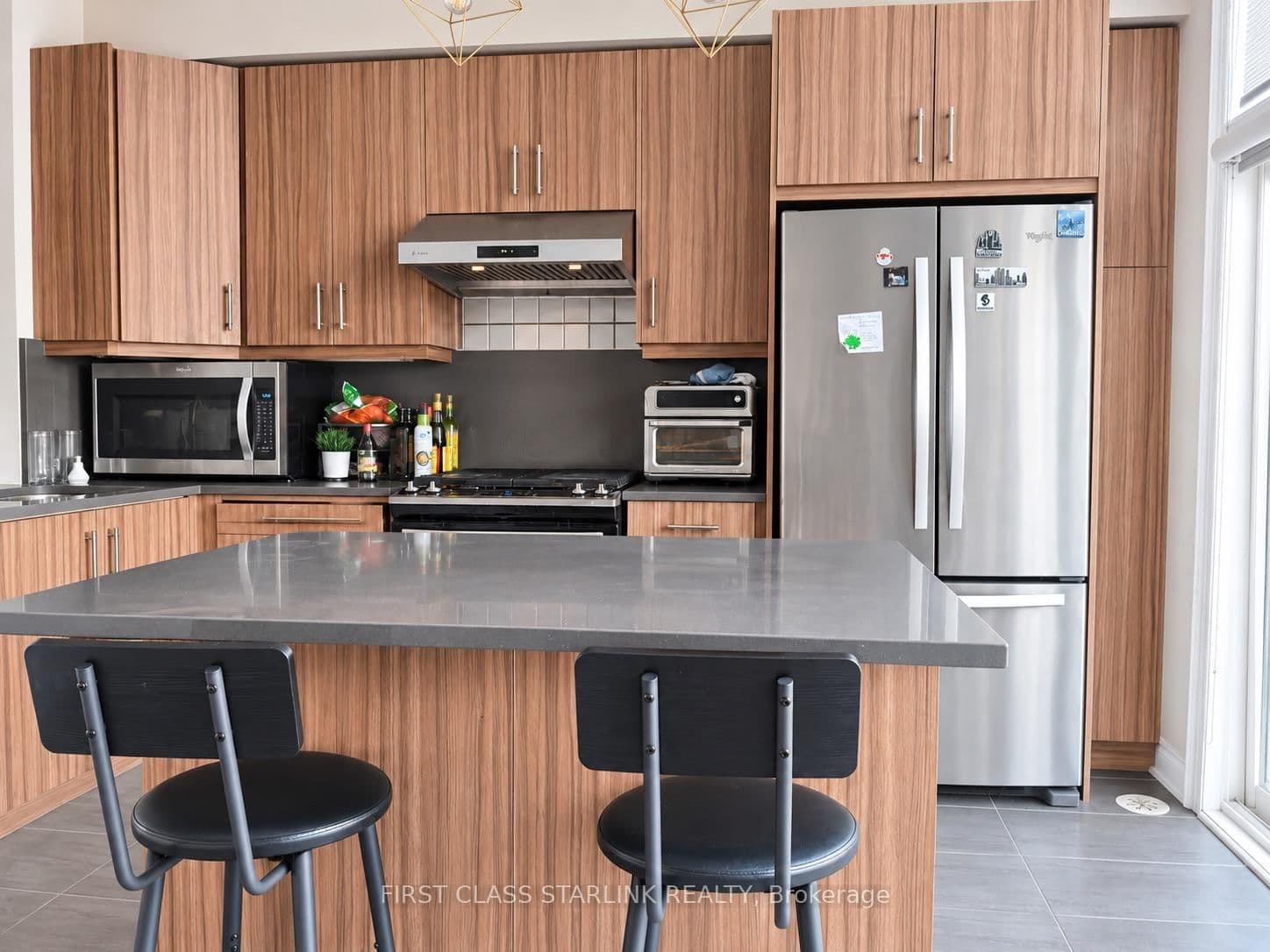 2058 Queensborough Gate, Unit 34 thumbnail 3