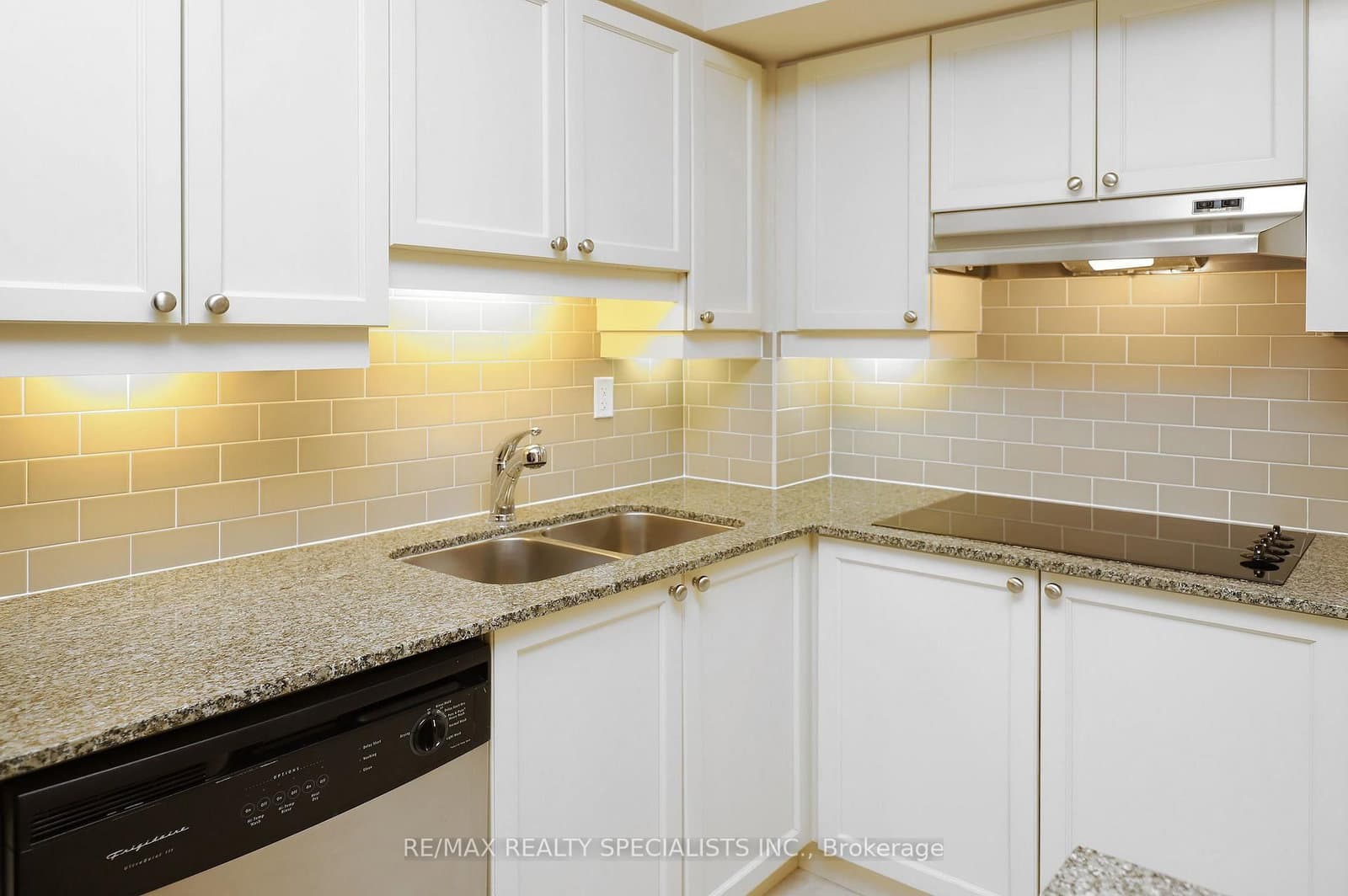 810 Scollard Court, Unit 809 thumbnail 11