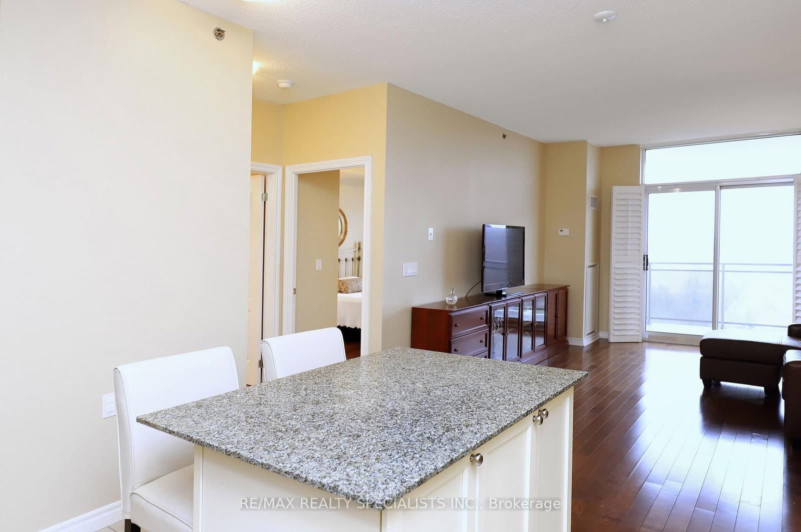 810 Scollard Court, Unit 809 thumbnail 13