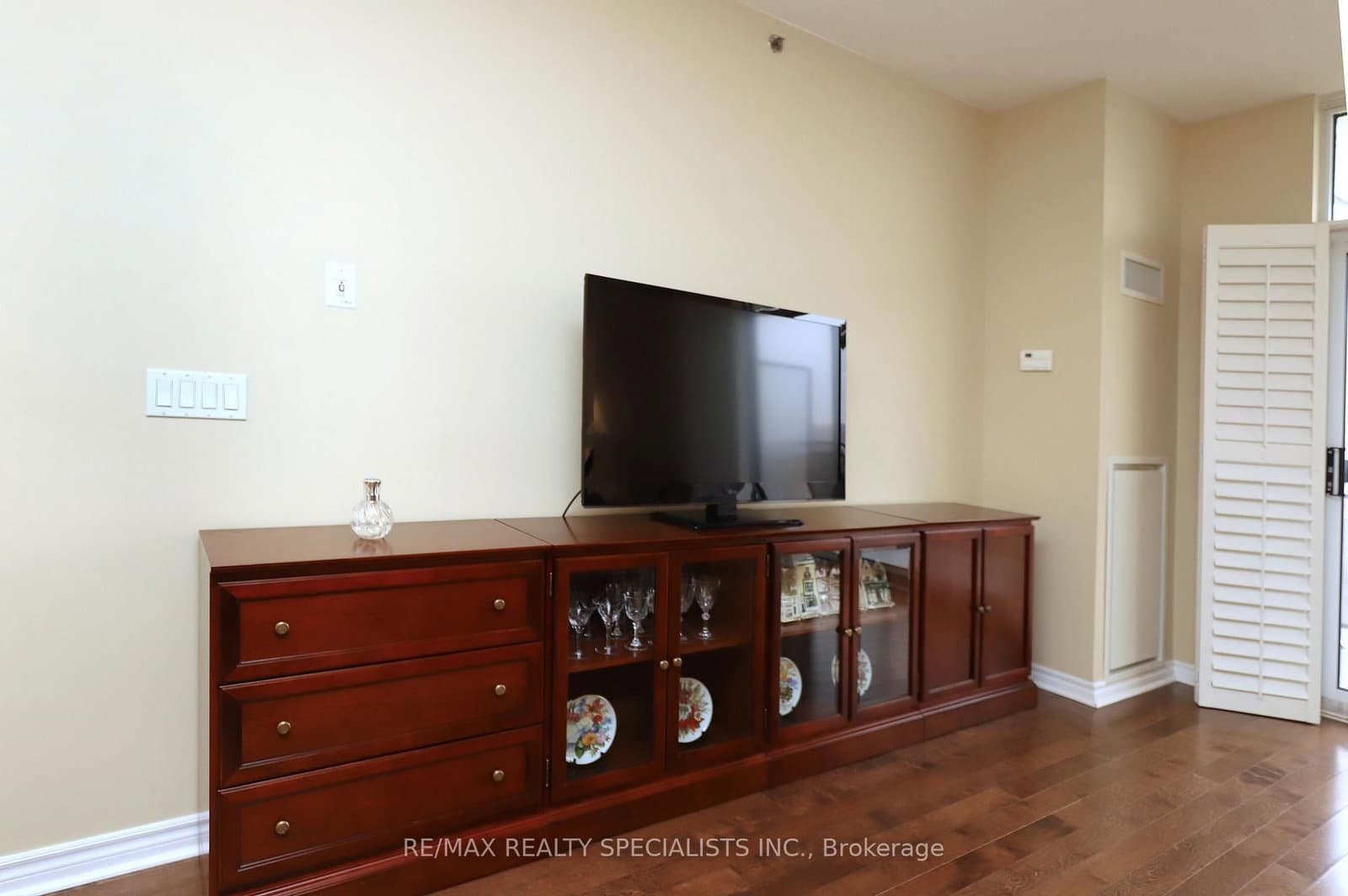 810 Scollard Court, Unit 809 thumbnail 16