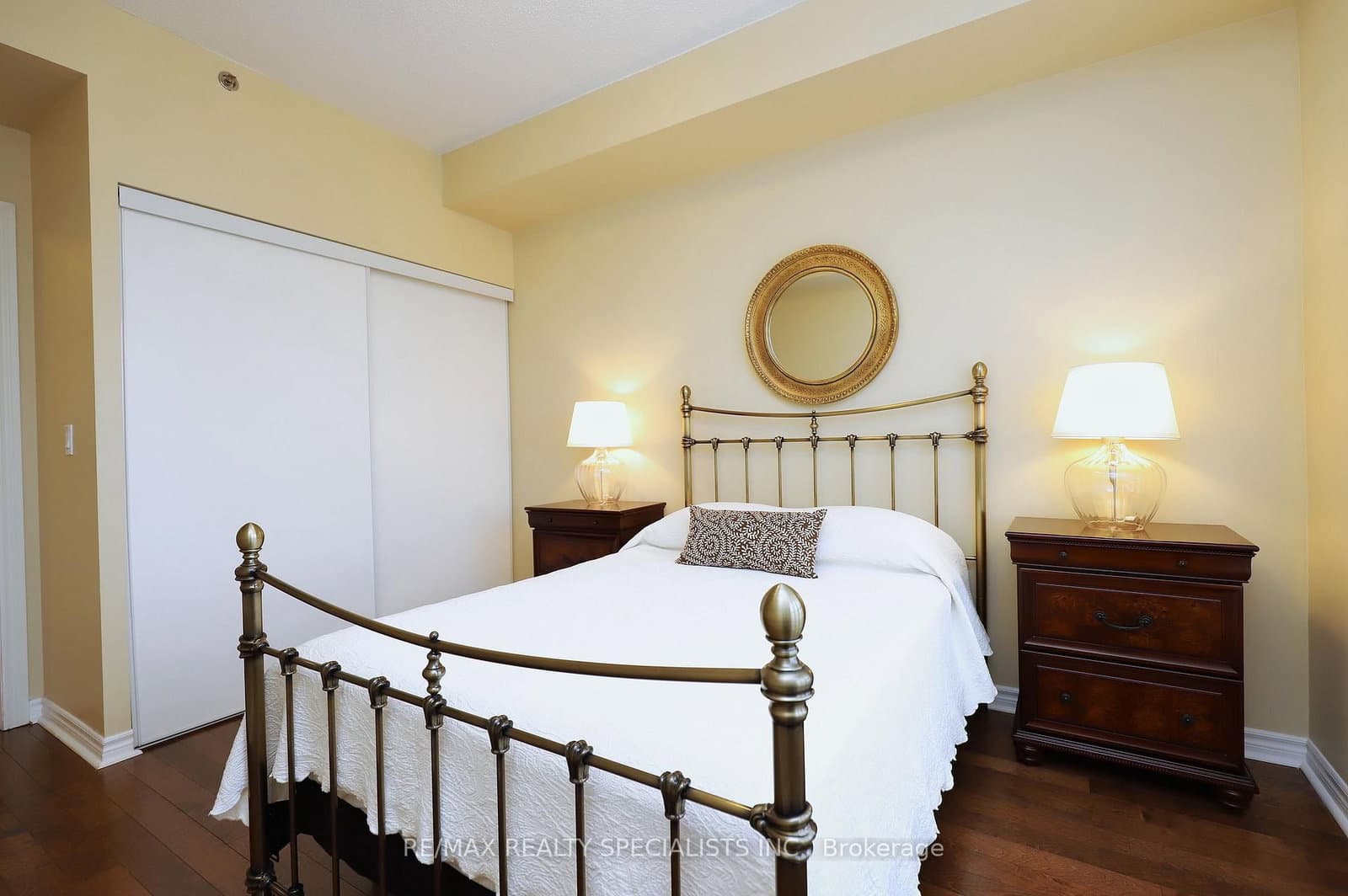 810 Scollard Court, Unit 809 thumbnail 20
