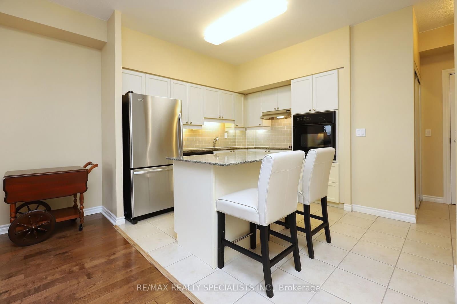 810 Scollard Court, Unit 809 thumbnail 7