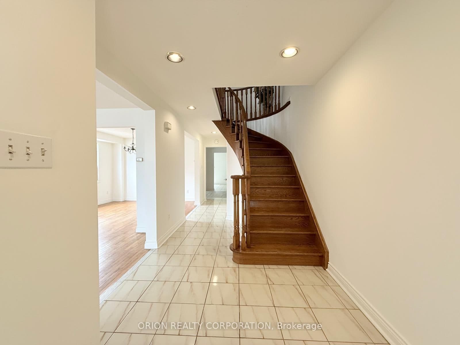 274 Viewmount Avenue, Unit Upper thumbnail 6