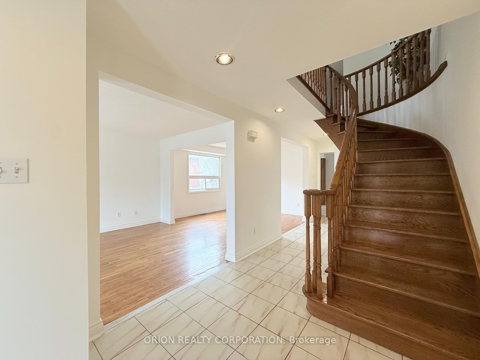 274 Viewmount Avenue, Unit Upper thumbnail 7