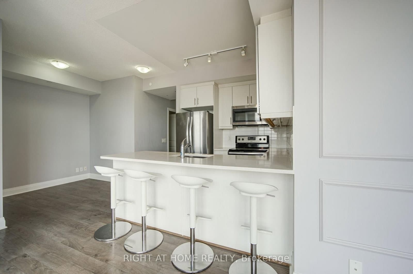 15 Zorra Street, Unit 1807 thumbnail 10