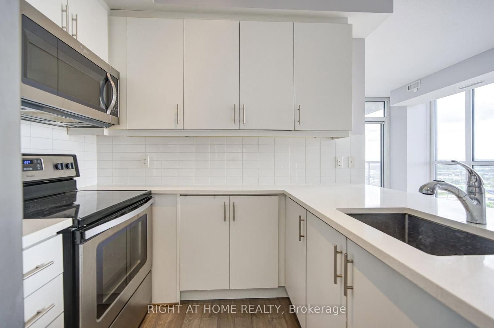 15 Zorra Street, Unit 1807 thumbnail 7