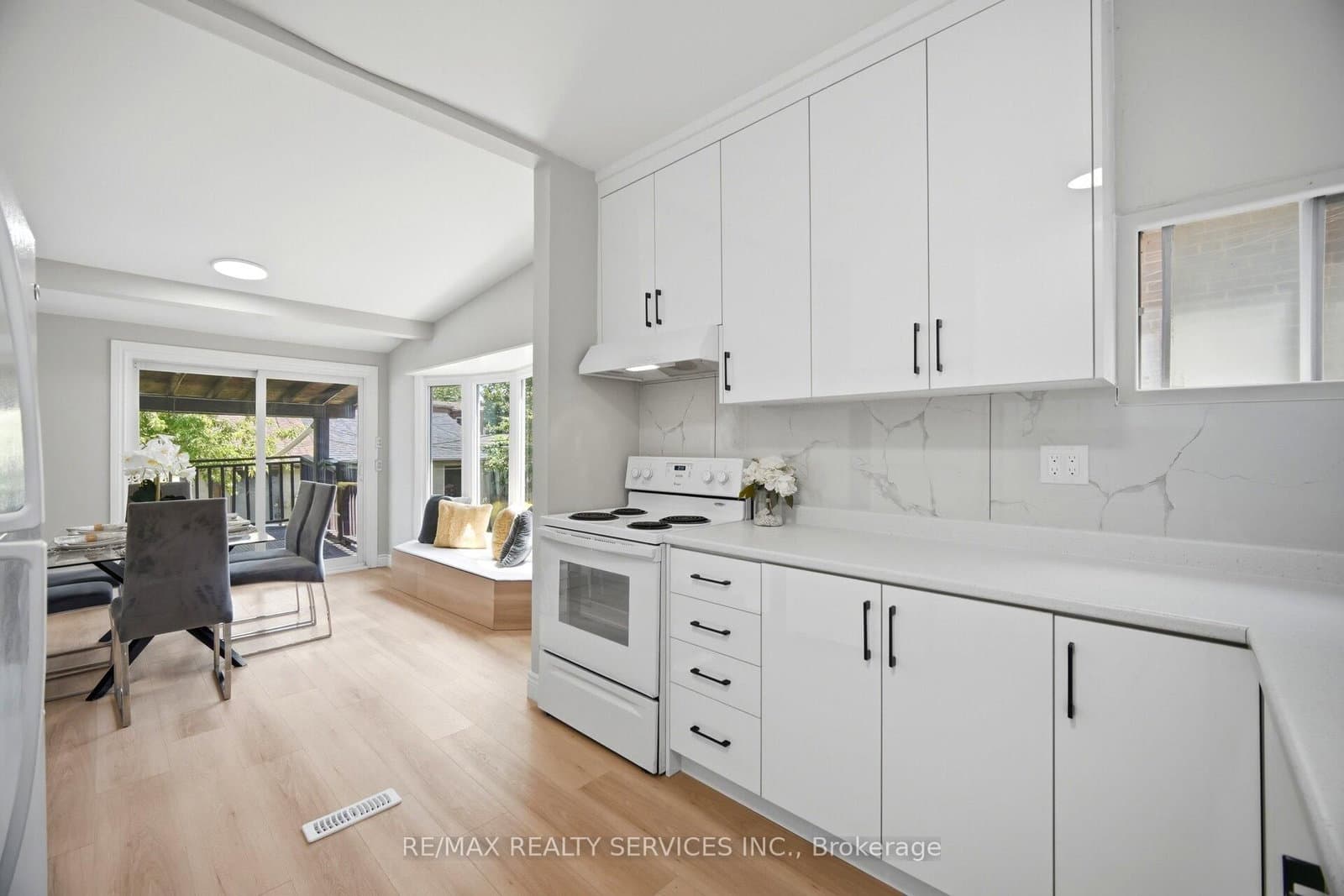 1147 Dufferin Street thumbnail 8