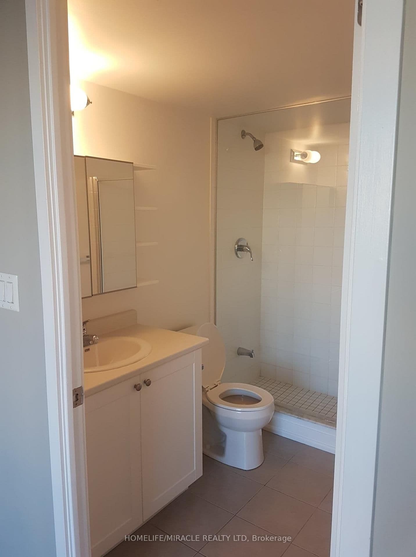 816 Lansdowne Avenue, Unit 423 thumbnail 16
