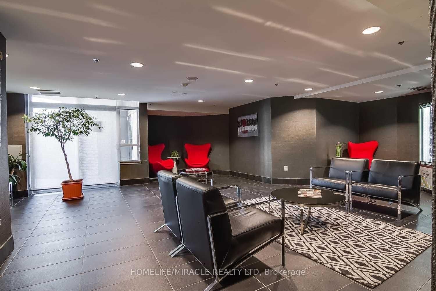 816 Lansdowne Avenue, Unit 423 thumbnail 2