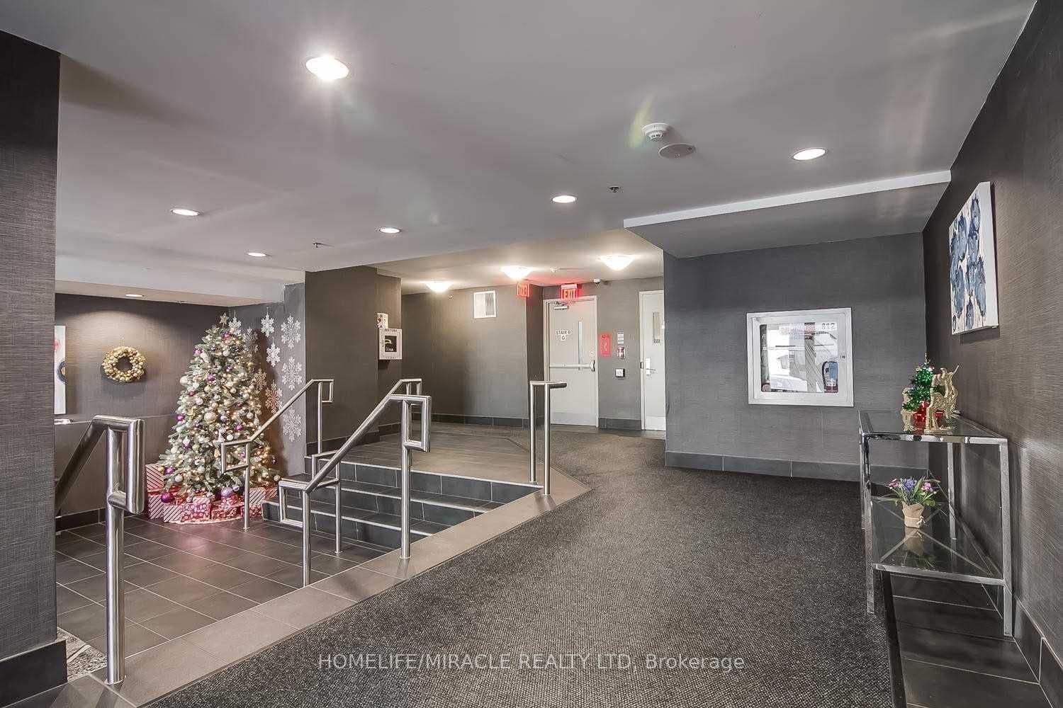 816 Lansdowne Avenue, Unit 423 thumbnail 3