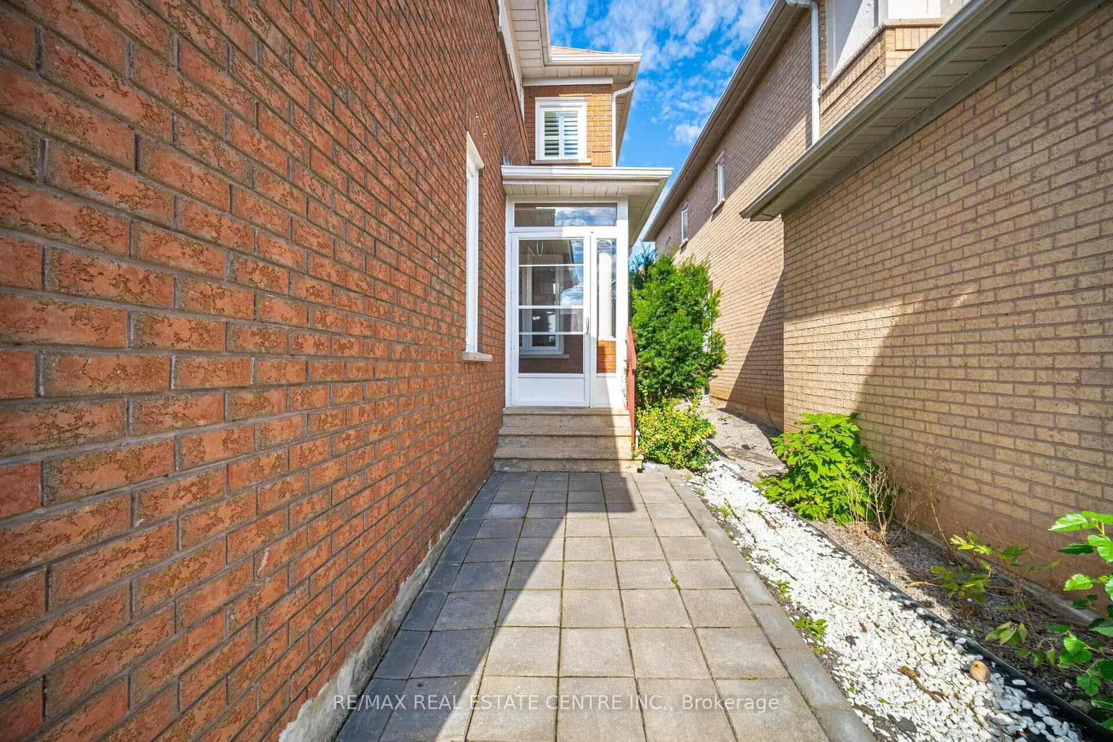 2485 Strathmore Crescent N thumbnail 5