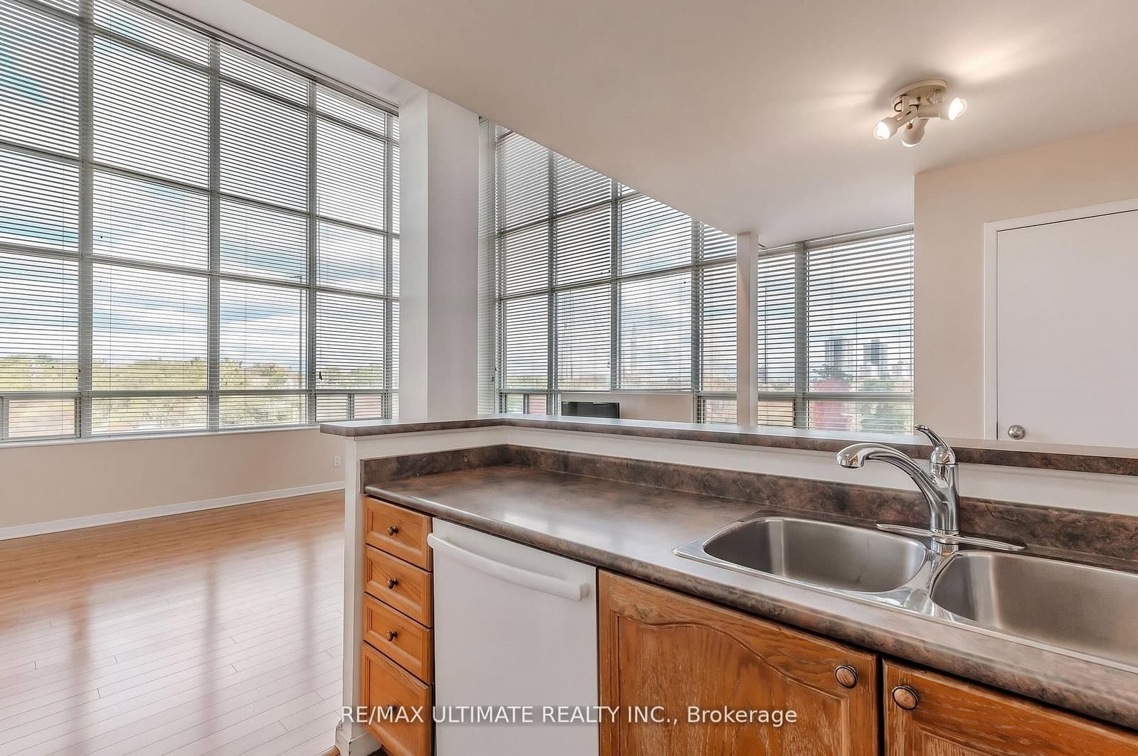 300 Manitoba Street, Unit 301 thumbnail 11