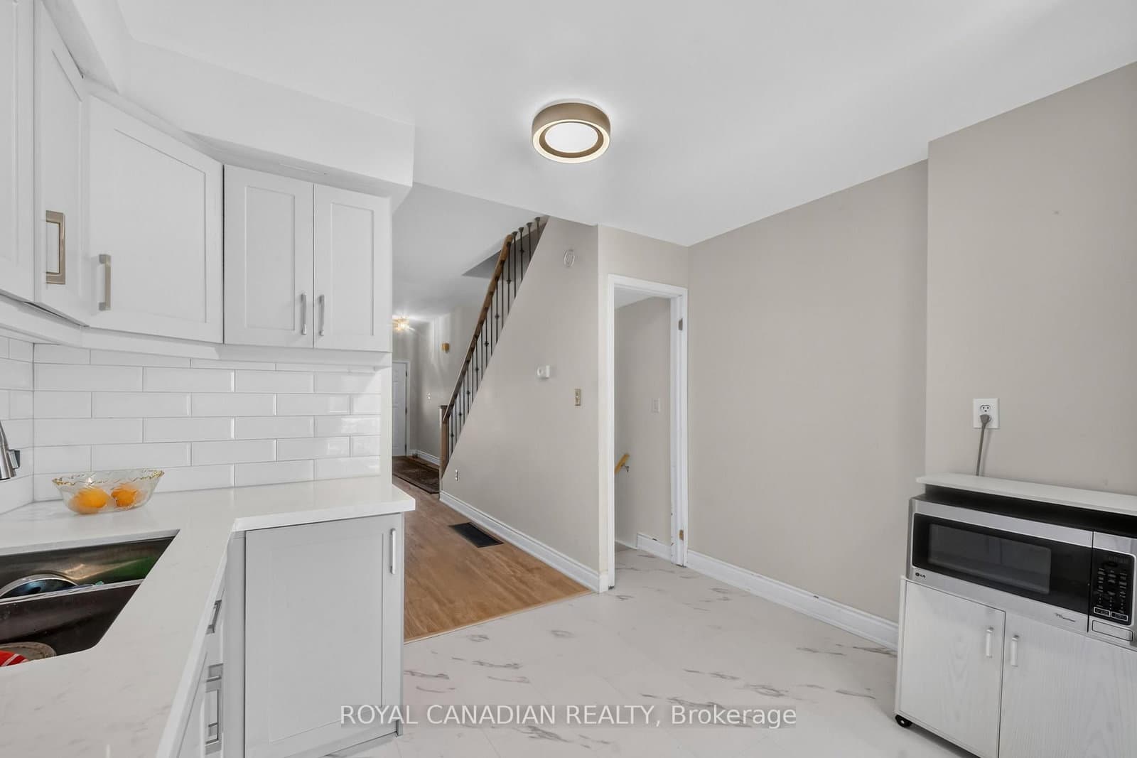 2538 St Clair Avenue W thumbnail 22