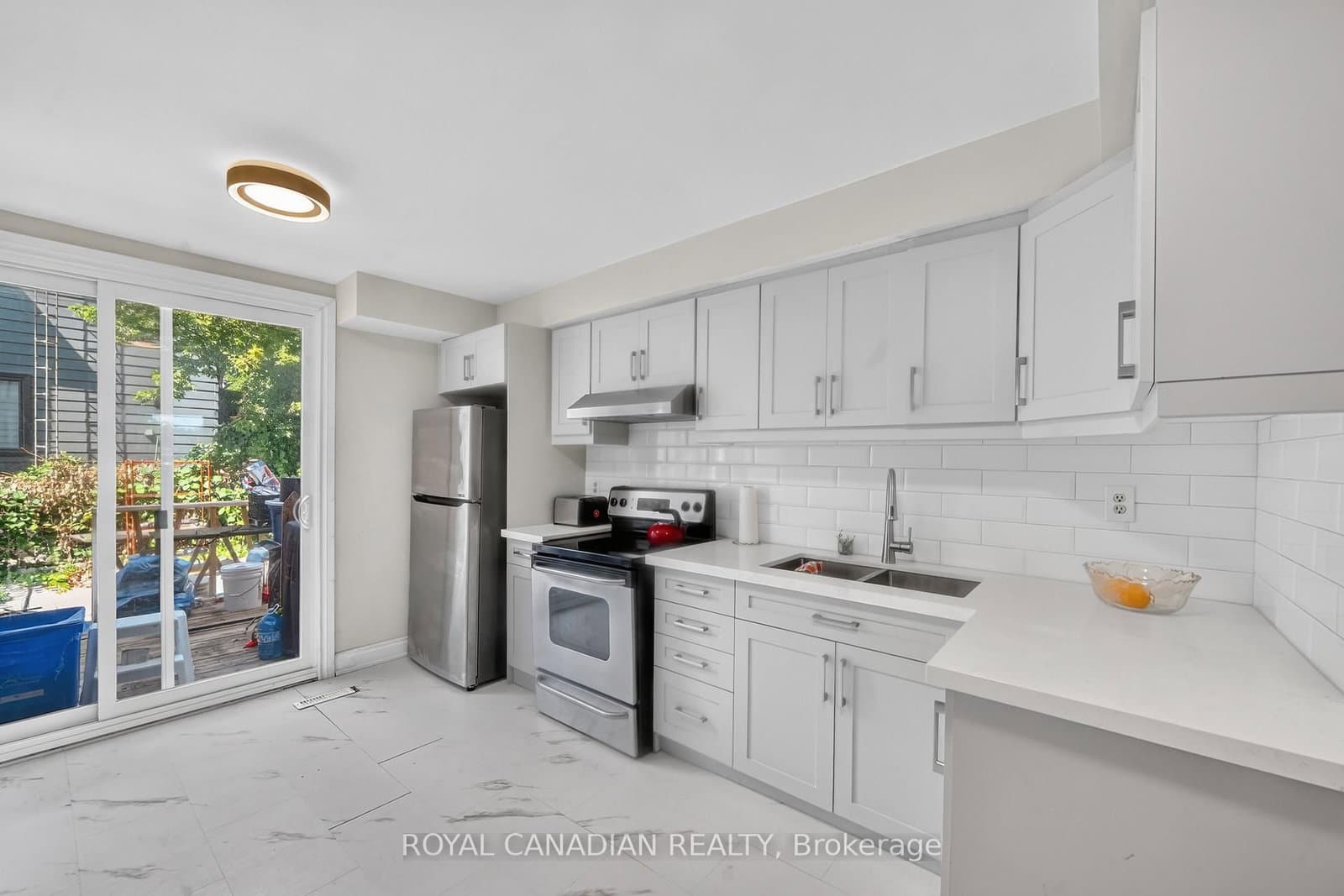 2538 St Clair Avenue W thumbnail 25