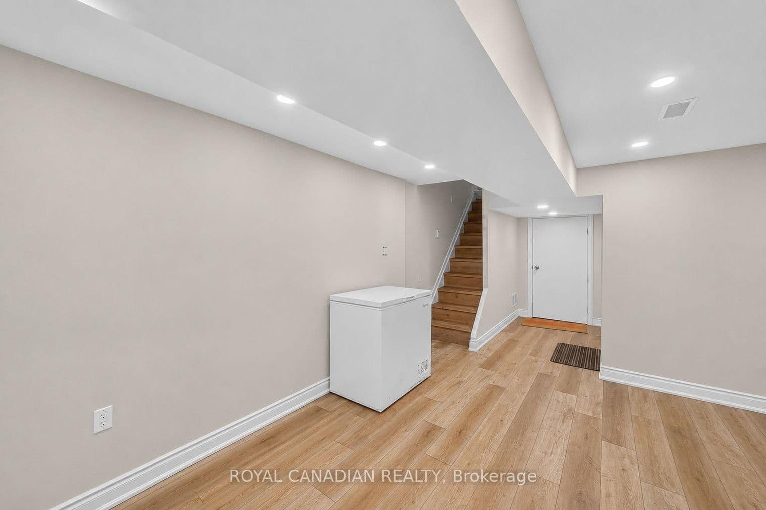 2538 St Clair Avenue W thumbnail 36