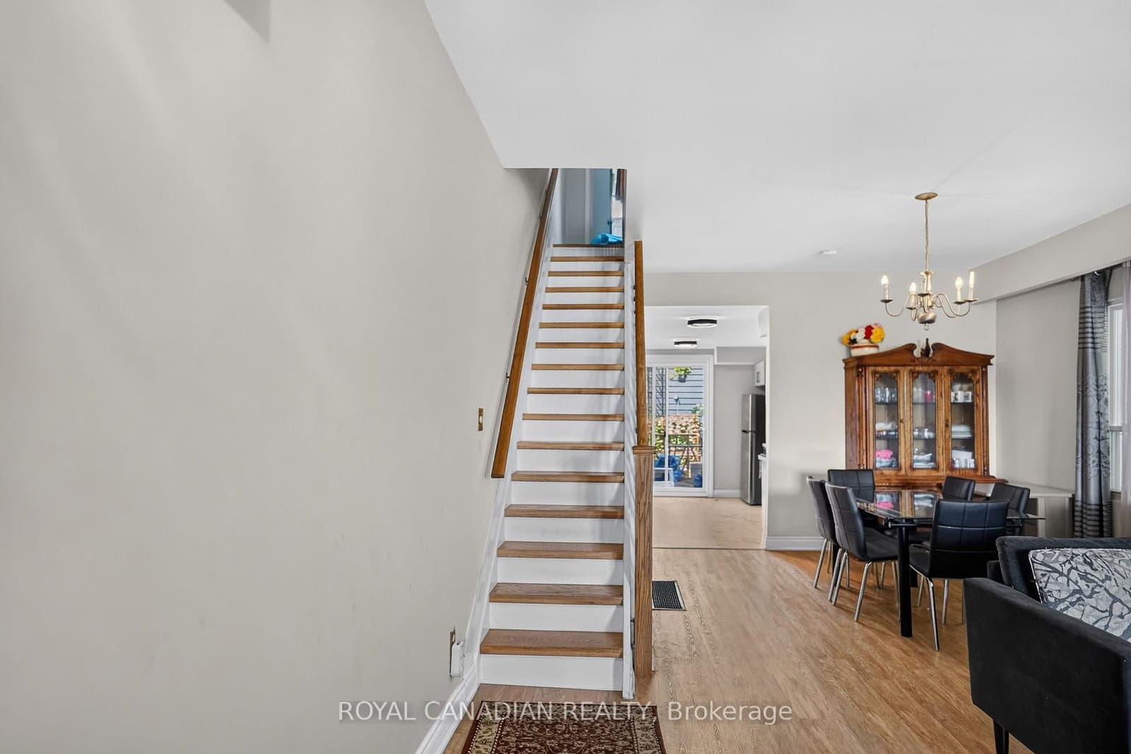 2538 St Clair Avenue W thumbnail 4