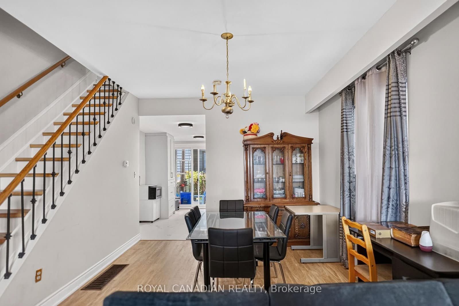 2538 St Clair Avenue W thumbnail 9