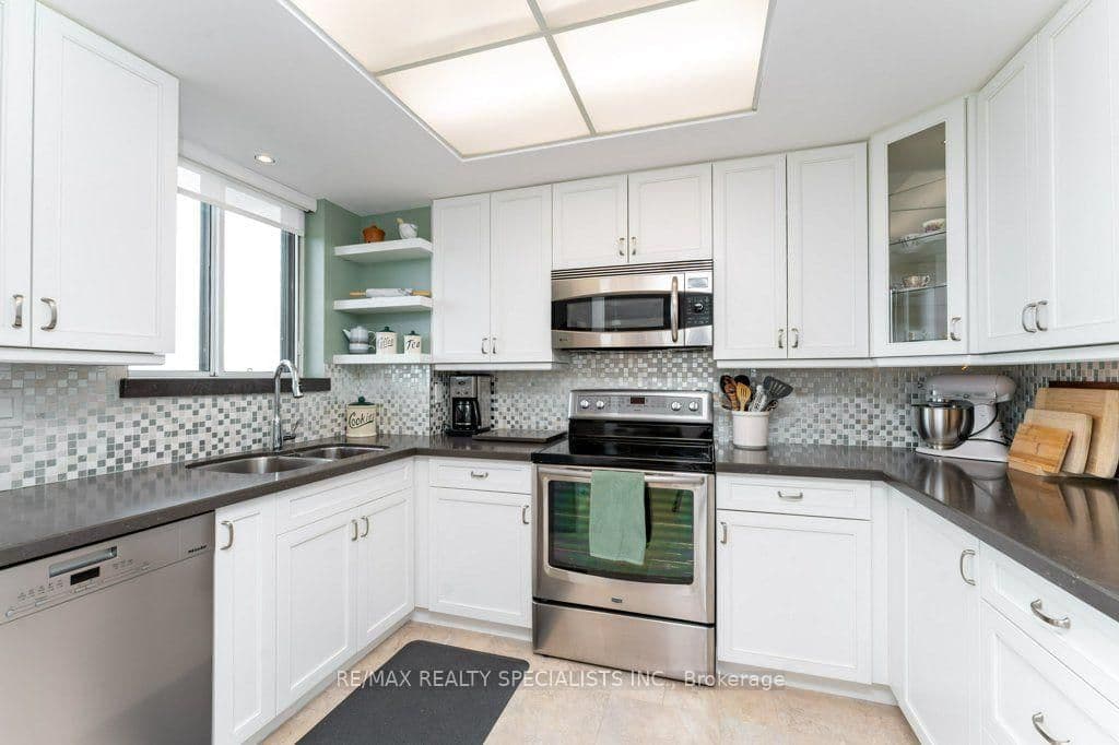 880 Dundas Street W, Unit 1106 thumbnail 16