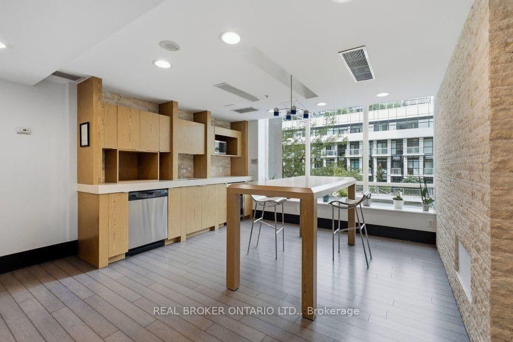 165 Legion Road N, Unit 825 thumbnail 19