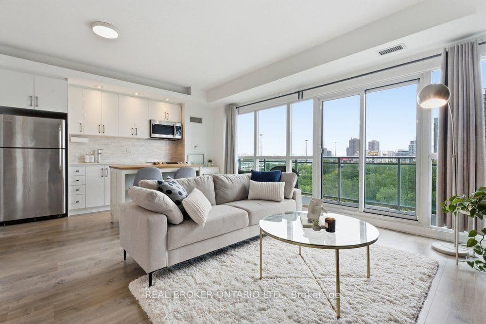 165 Legion Road N, Unit 825 thumbnail 2