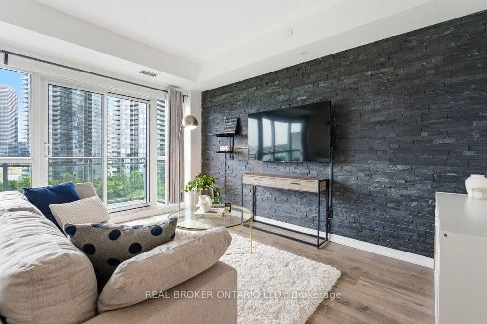 165 Legion Road N, Unit 825 thumbnail 4