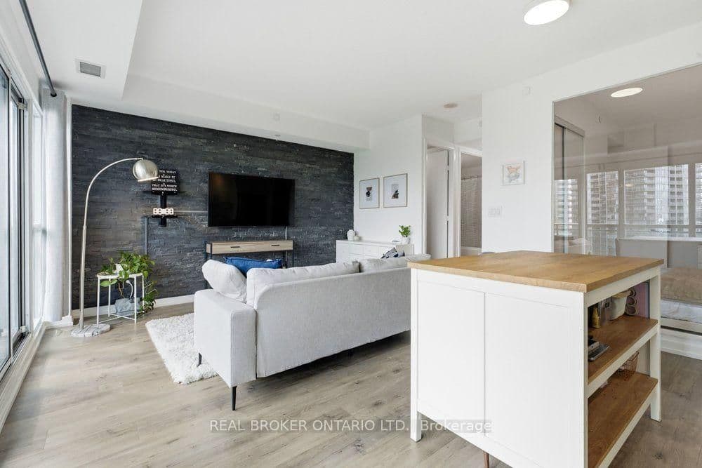 165 Legion Road N, Unit 825 thumbnail 5