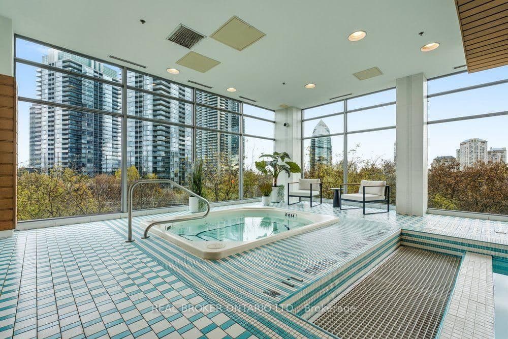 165 Legion Road N, Unit 825 thumbnail 17