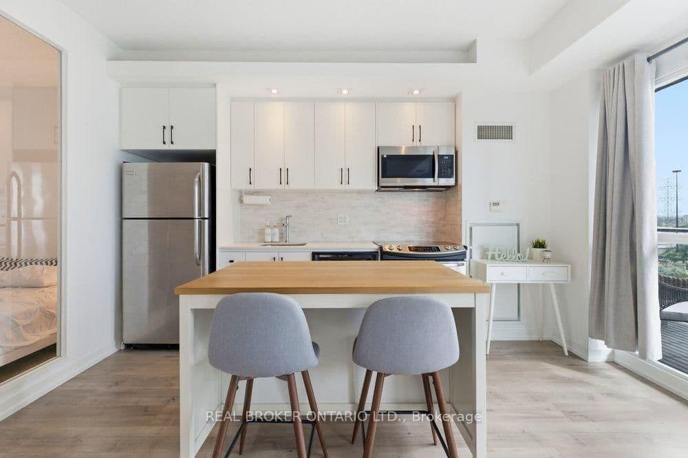 165 Legion Road N, Unit 825 thumbnail 2