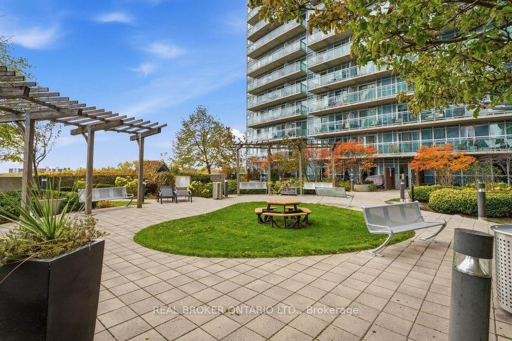 165 Legion Road N, Unit 825 thumbnail 23