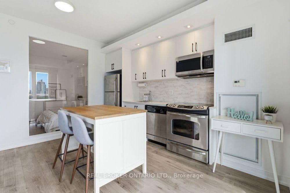 165 Legion Road N, Unit 825 thumbnail 3