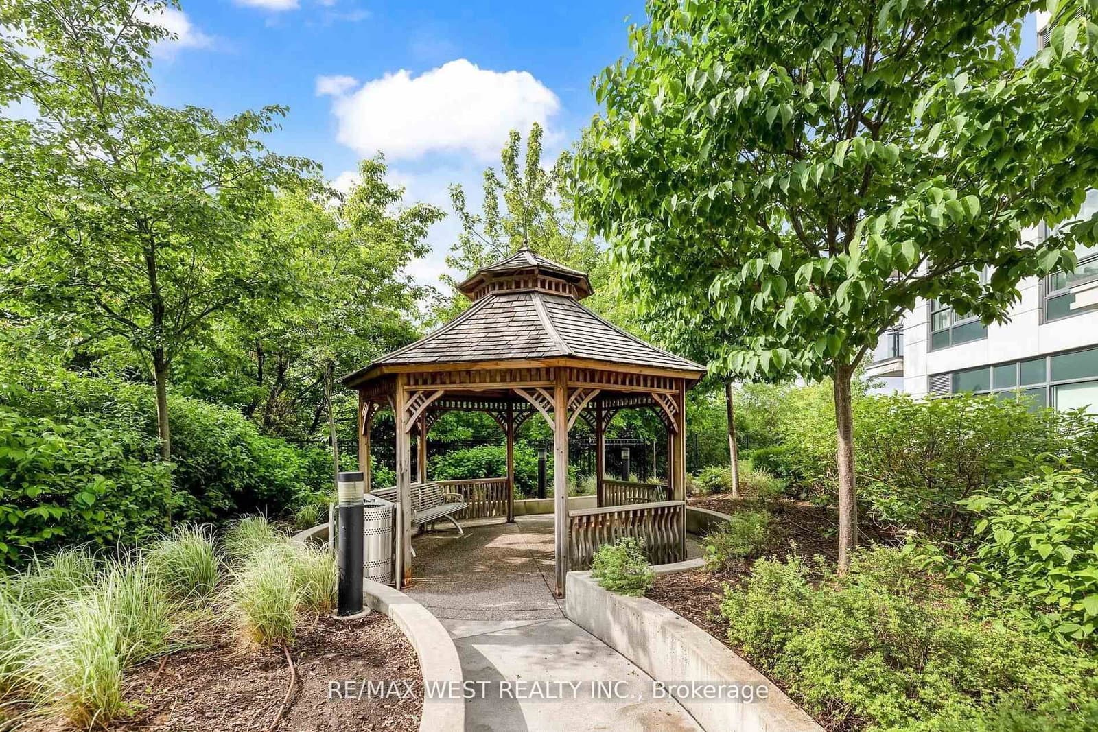 840 Queens Plate Drive, Unit 1211 thumbnail 3