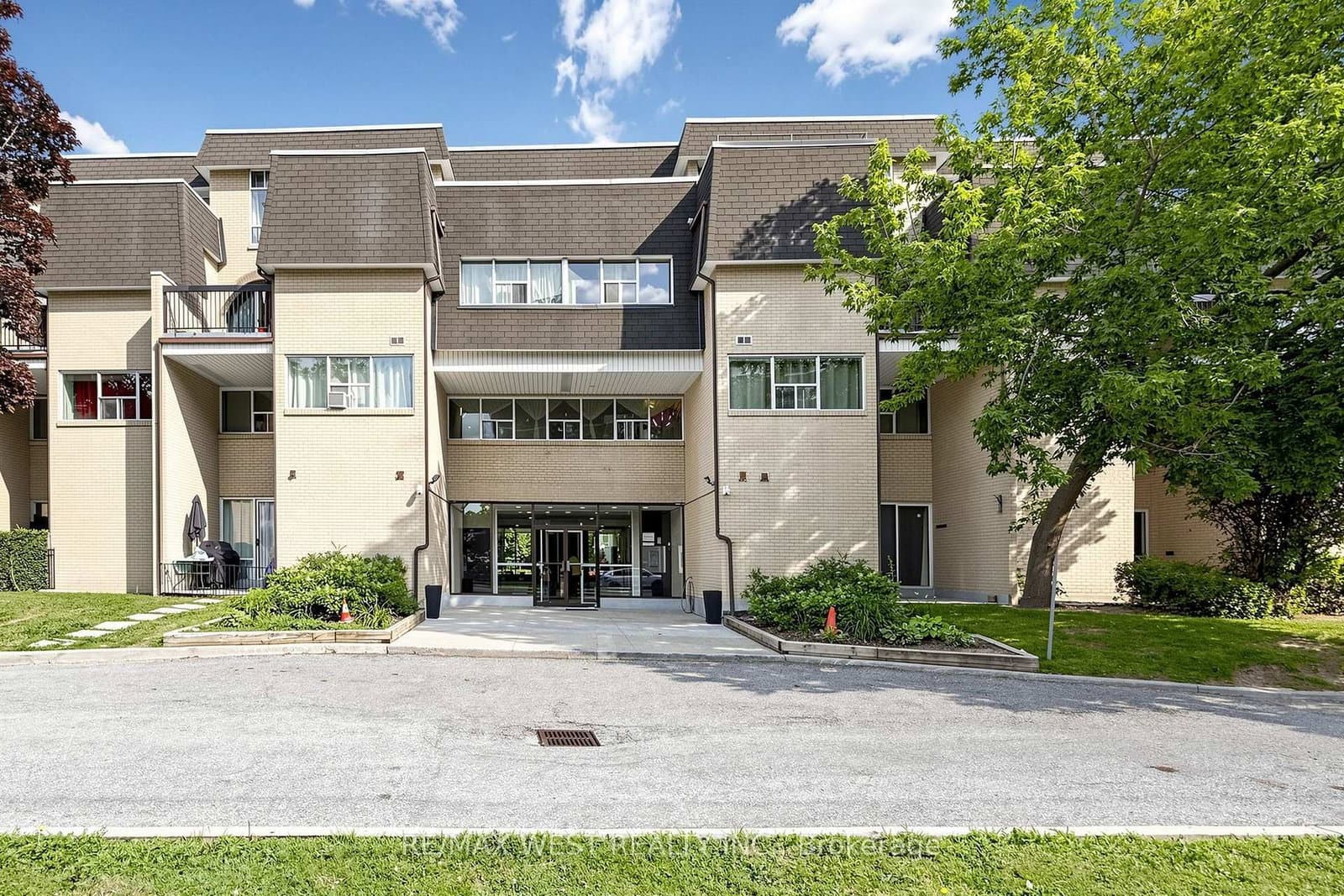 1624 Bloor Street, Unit 105 thumbnail 3