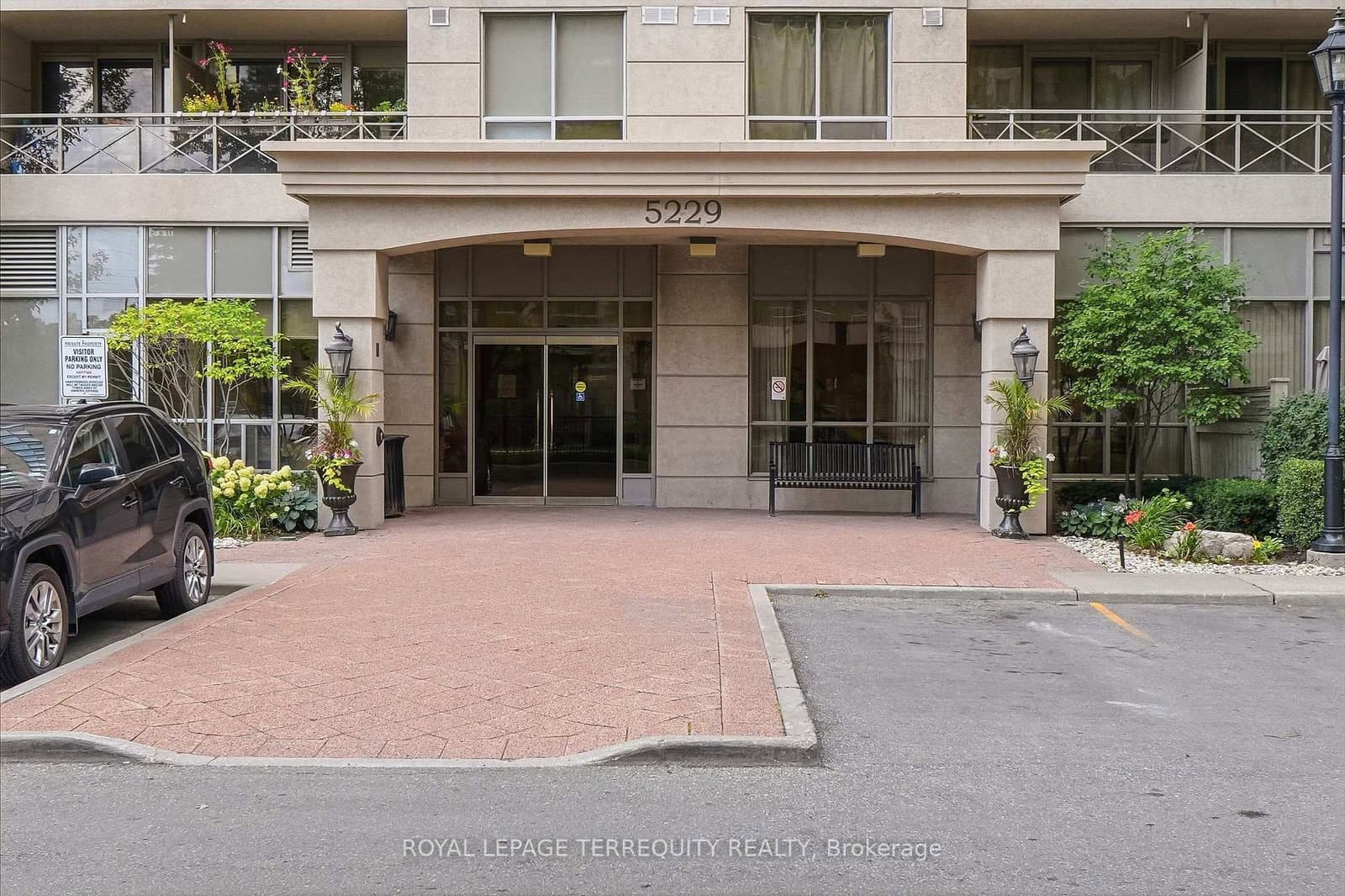 5229 Dundas Street W, Unit 405 thumbnail 3