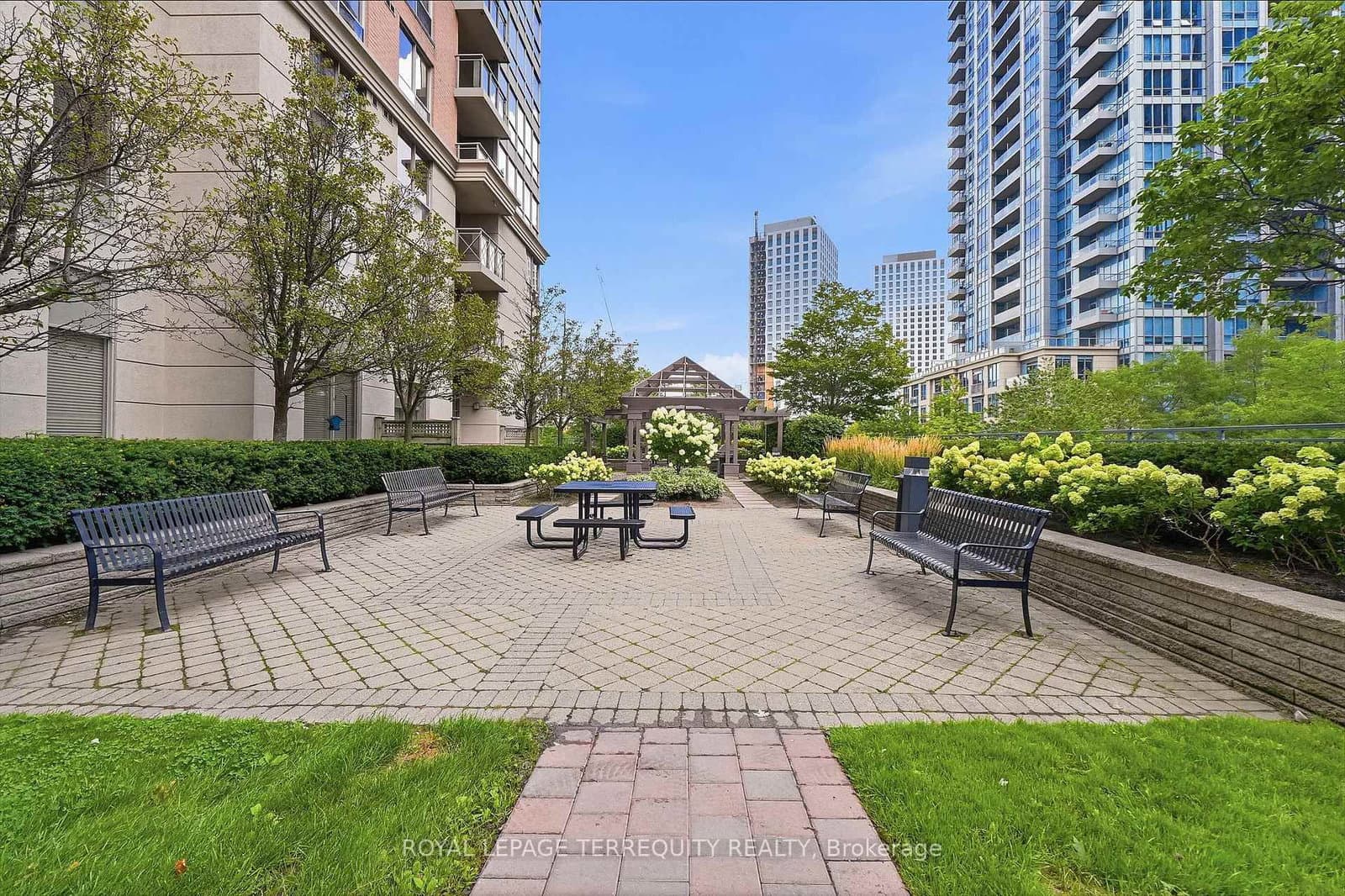 5229 Dundas Street W, Unit 405 thumbnail 30
