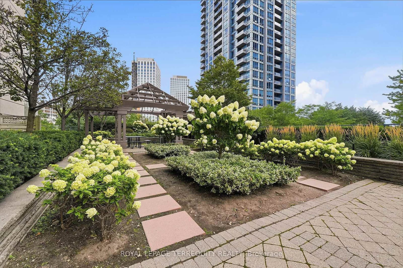 5229 Dundas Street W, Unit 405 thumbnail 31