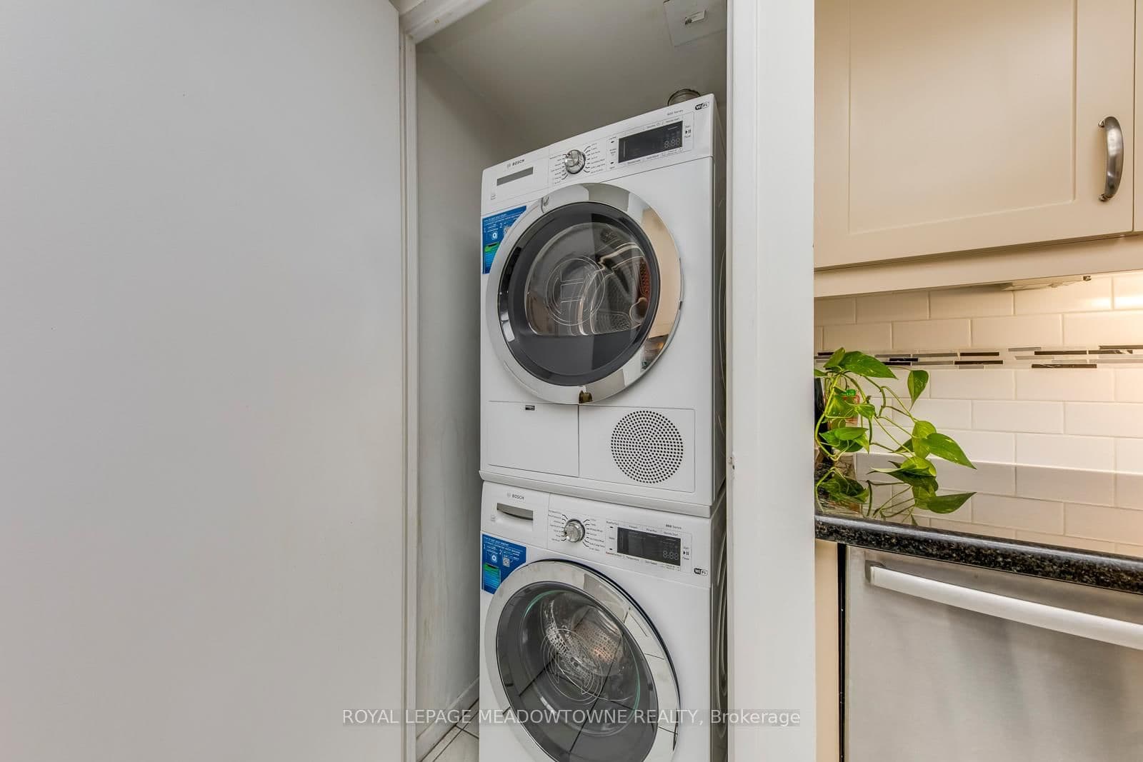 2045 Lakeshore Boulevard W, Unit 2011 thumbnail 10
