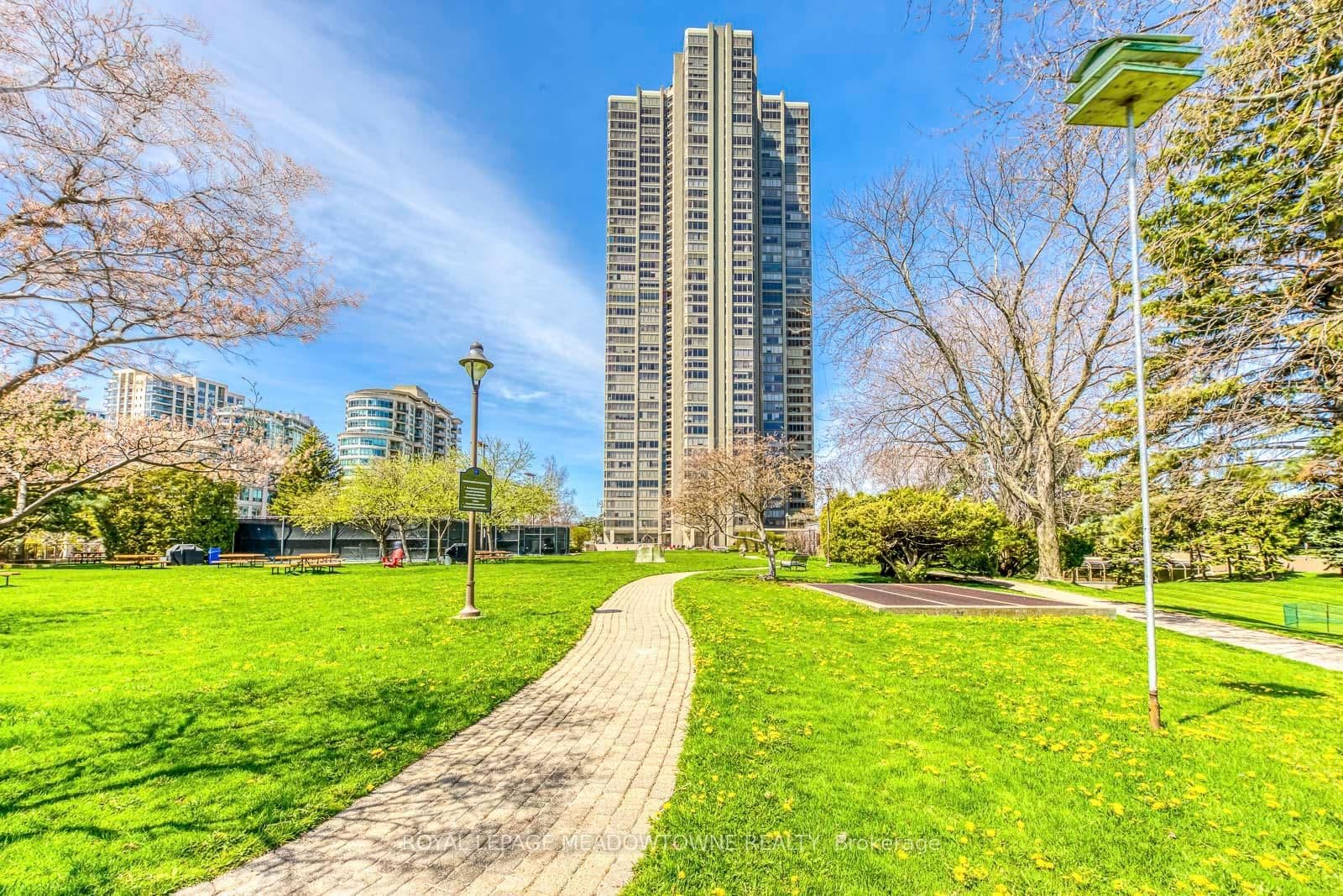 2045 Lakeshore Boulevard W, Unit 2011 thumbnail 2