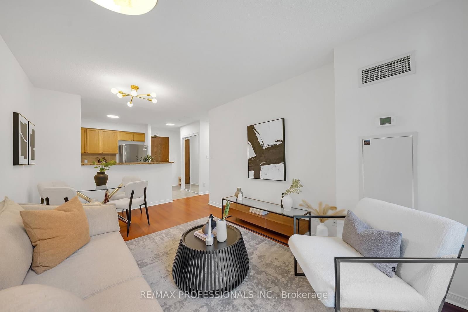 9 Michael Power Place, Unit 402 thumbnail 3