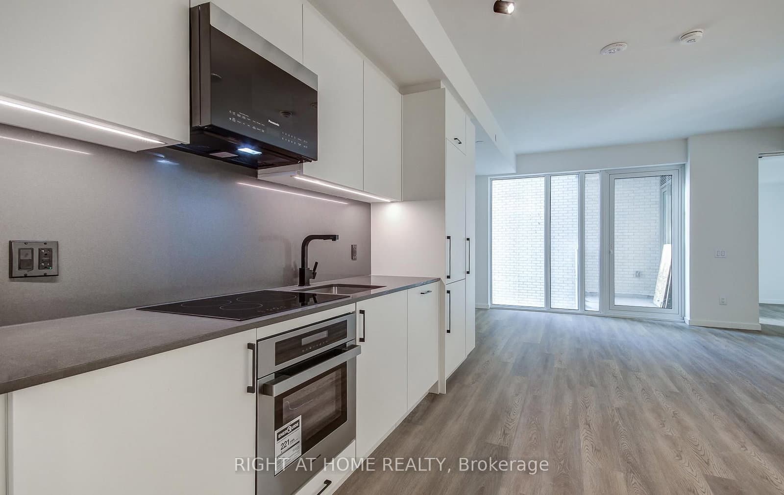 689 The Queensway, Unit 504 thumbnail 14