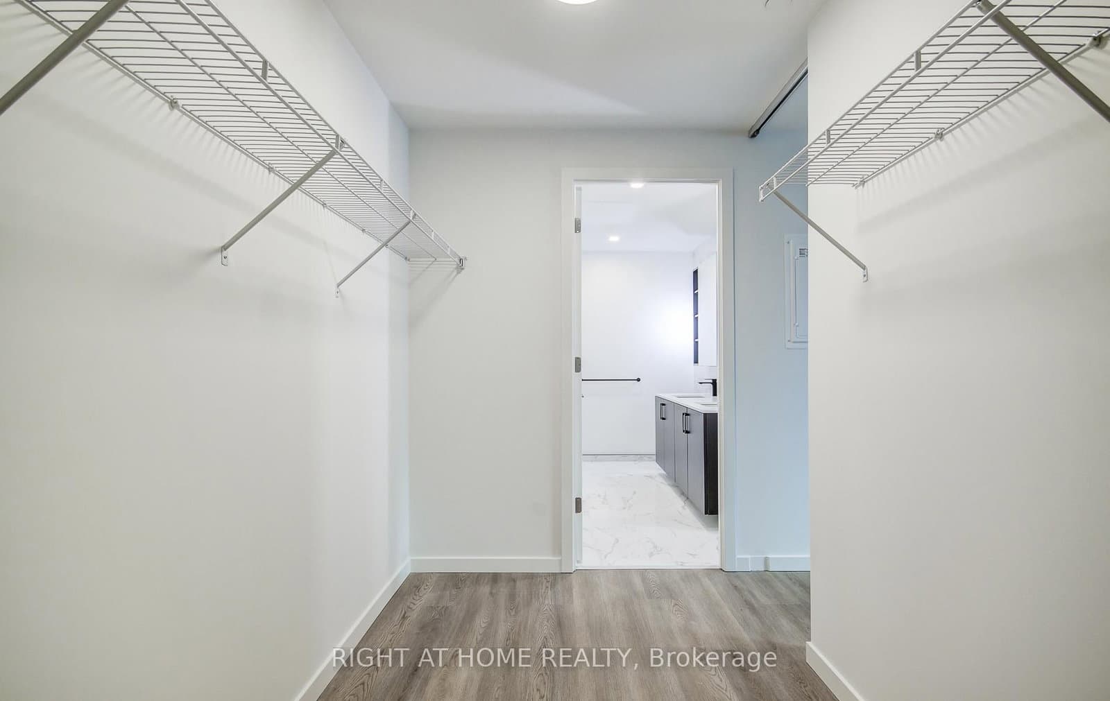 689 The Queensway, Unit 504 thumbnail 35